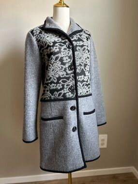 100% wool Women’s Gray Patterned Button-Front Coat sophisticated natural fibre